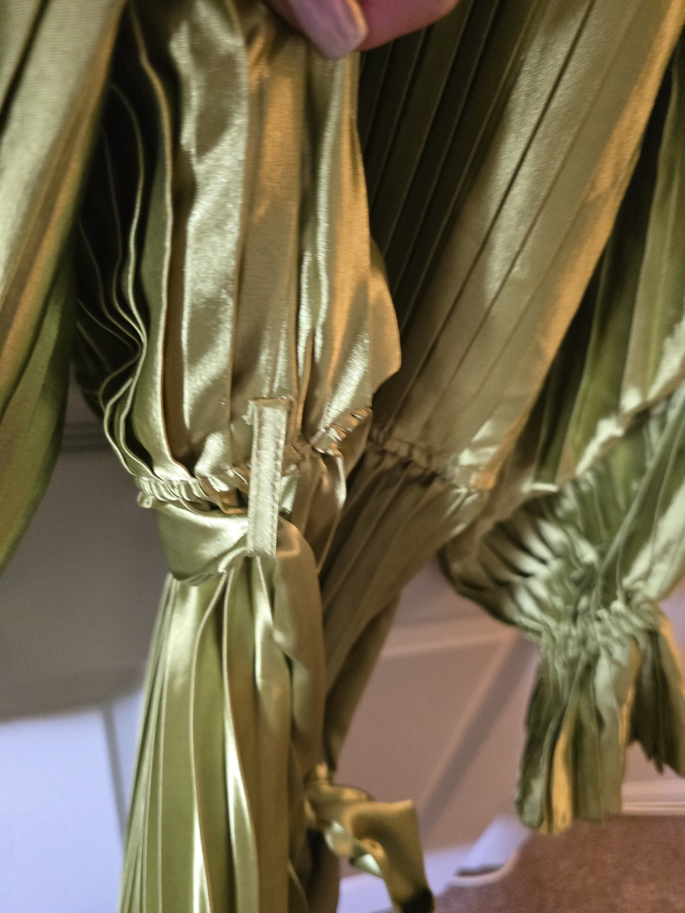 BNWT Green Satin/Poly Pleated Tie-Detail Midi Long Sleeve Holiday Dress - Picture 12 of 16